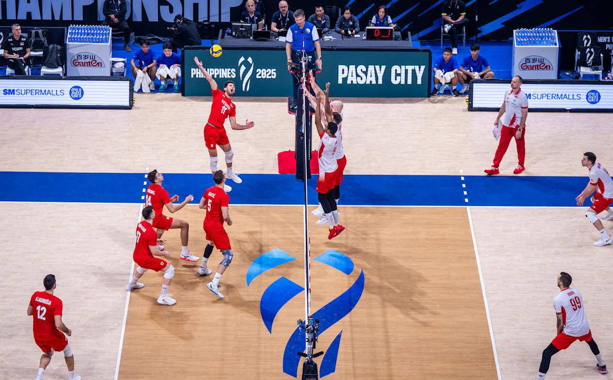 精彩对决!世界级球队在赛场上争夺 精彩对决!世界级球队在赛场上争夺