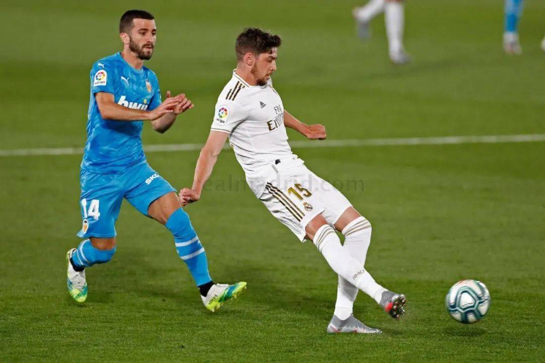 包含皇家马德里客场逆转胜瓦伦西亚，提升积分排名的词条