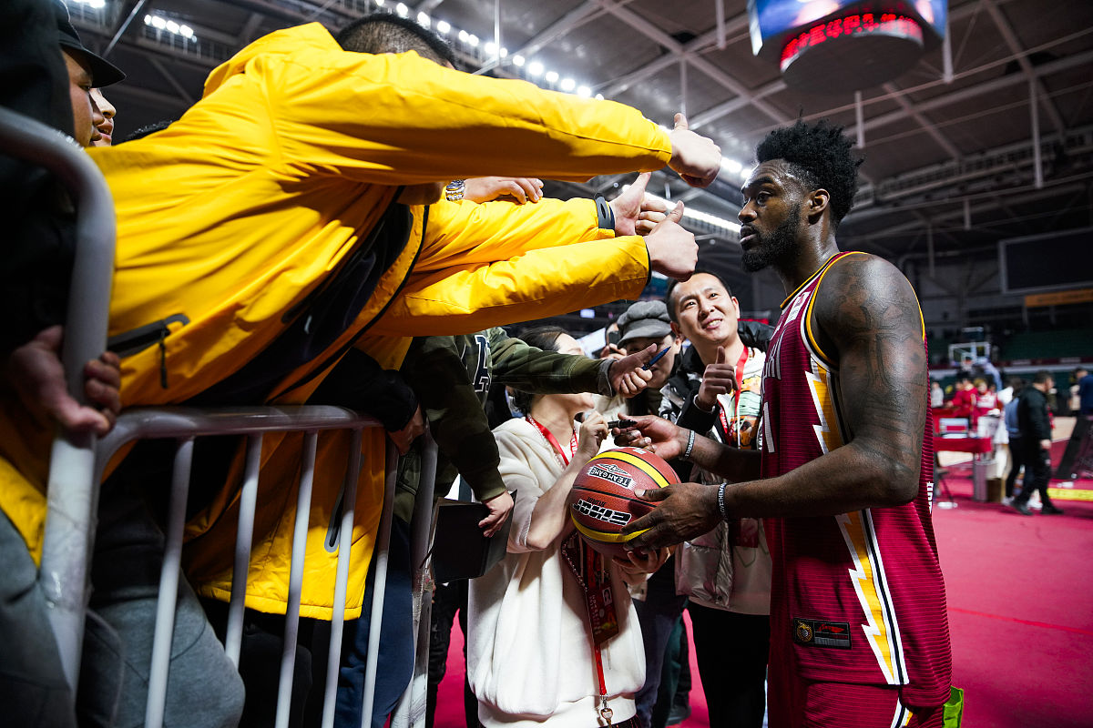 歐洲籃球联盟决赛现场气氛火爆，球迷狂欢的简单介绍