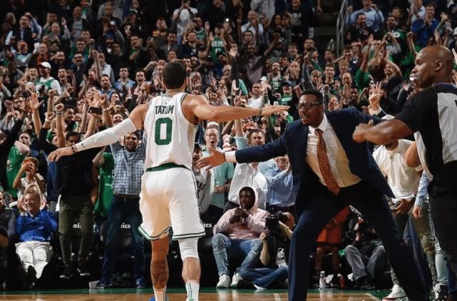 包含凯尔特人爆冷灰熊，乔治·希尔送出助攻的词条