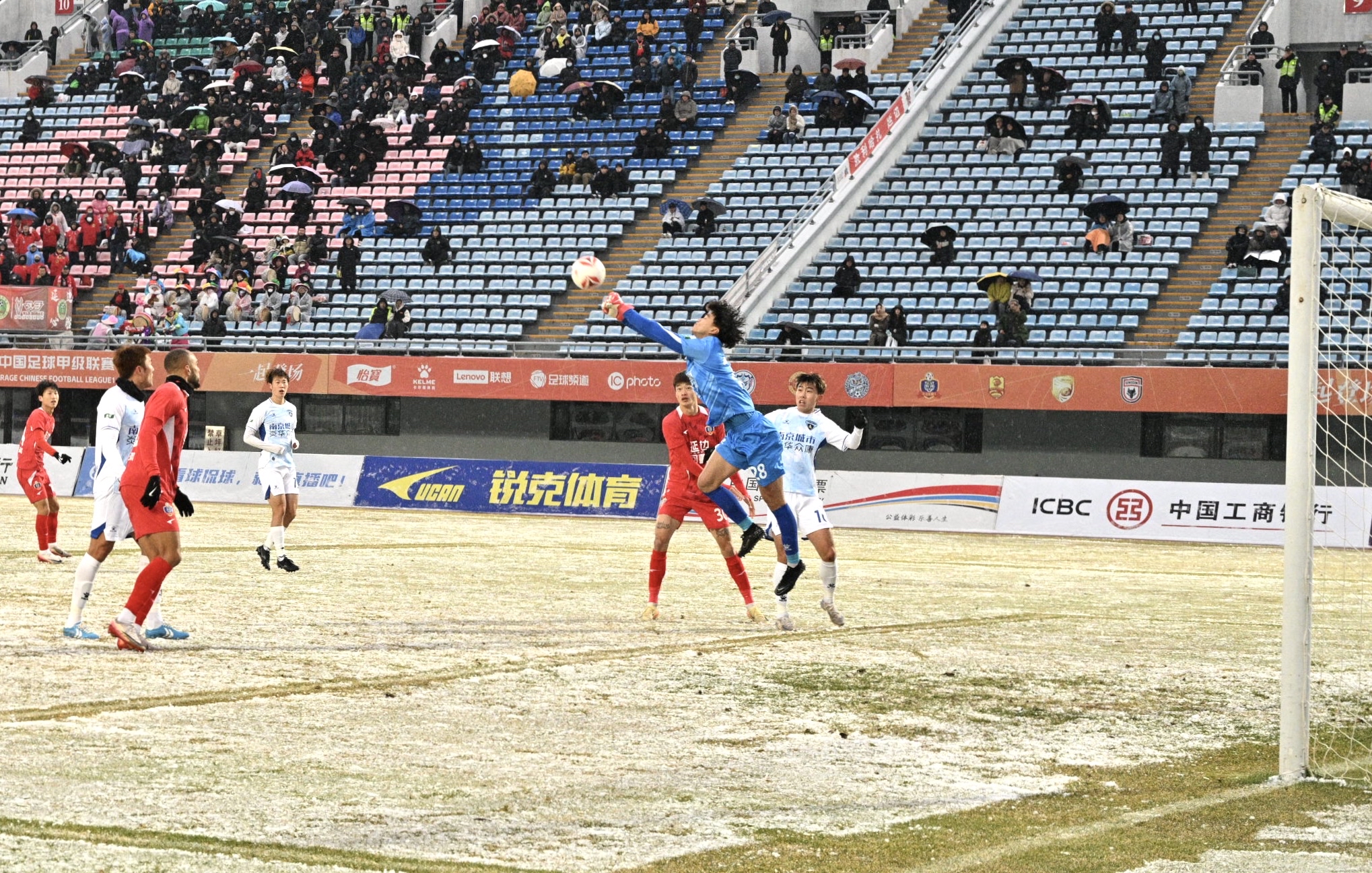 包含足球赛事中球员受伤事件牵动球迷心.的词条