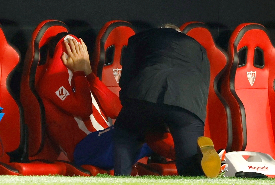 包含足球赛事中球员受伤事件牵动球迷心.的词条