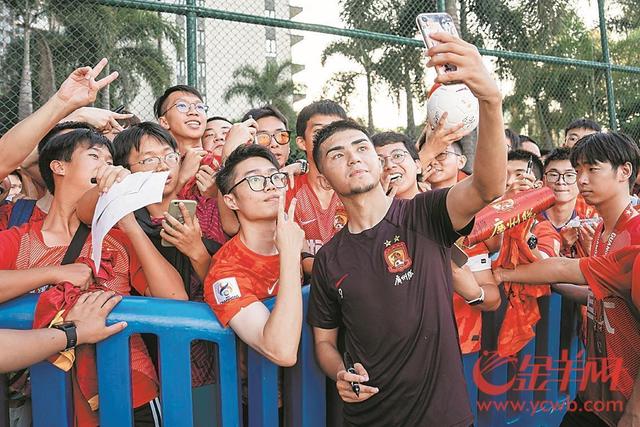 关于76人队球迷热情场上加油，助球队获胜的信息